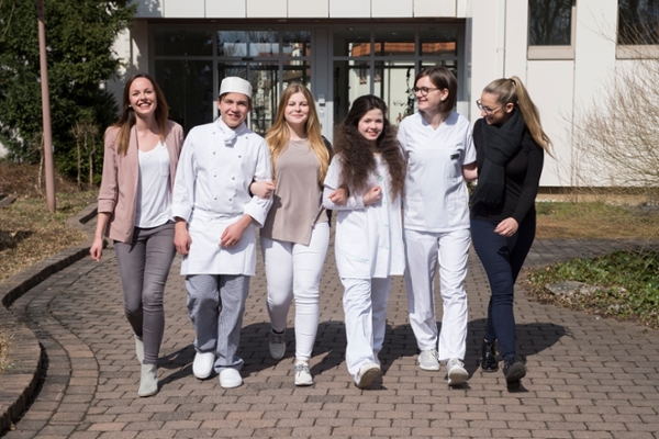 Gruppenbild Auszubildende vor einer Klinik