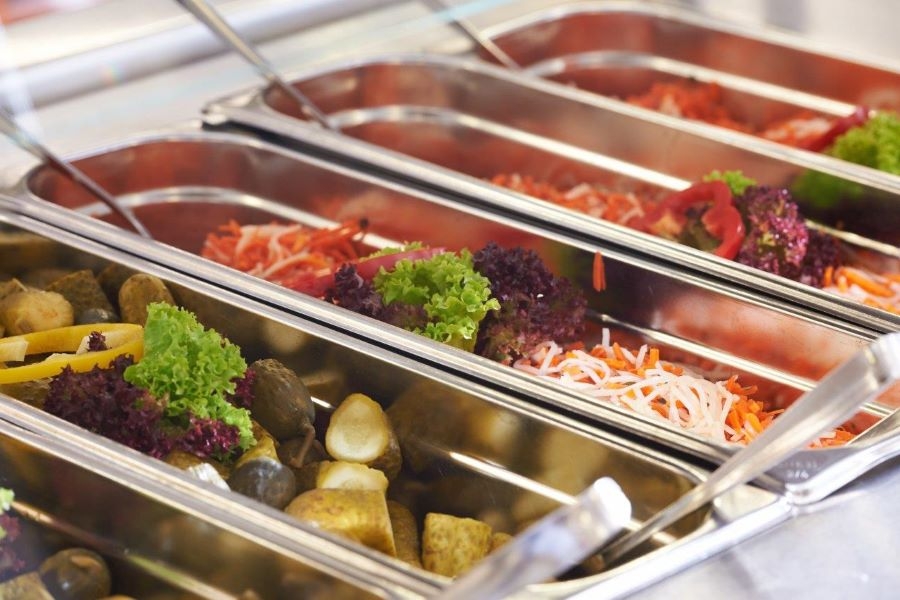 Buffet mit Salat und Kartoffeln Buffet mit Salat und Kartoffeln