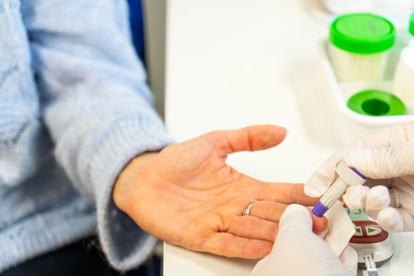 Blutabnahme am Finger  Blutabnahme am Finger