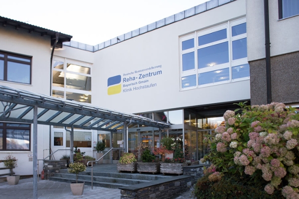 Äußerer Eingangsbereich der Klinik Hochstaufen Äußerer Eingangsbereich der Klinik Hochstaufen
