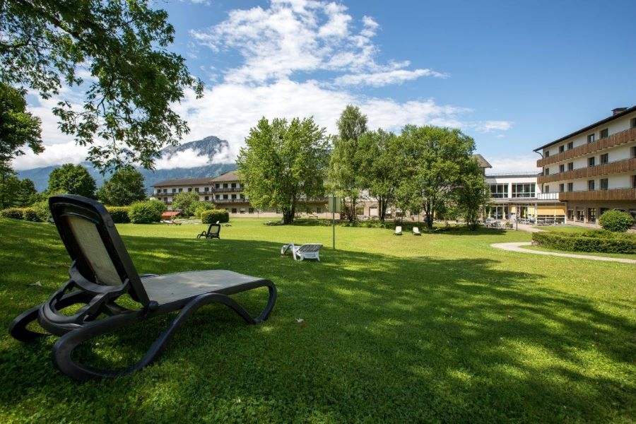 Aussenbereich mit Blick auf die Klinik Aussenbereich mit Blick auf die Klinik