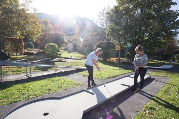 Zwei Frauen spielen Minigolf Zwei Frauen spielen Minigolf