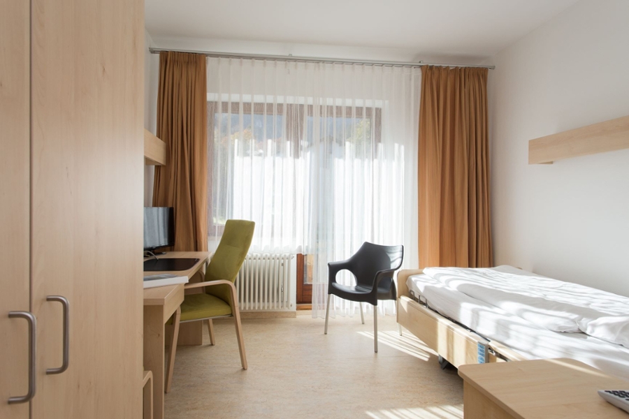 Bett,Schreibtisch und Schrank im Einzelzimmer Bett,Schreibtisch und Schrank im Einzelzimmer