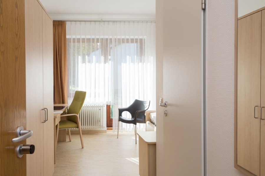 Schrank, Flur, Stühle und Fenster des Einzelzimmers Schrank, Flur, Stühle und Fenster des Einzelzimmers